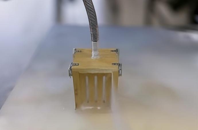 CO2 vapor discharges through vertical filter slots on the machine walls CO2 vapor discharges through vertical filter slots