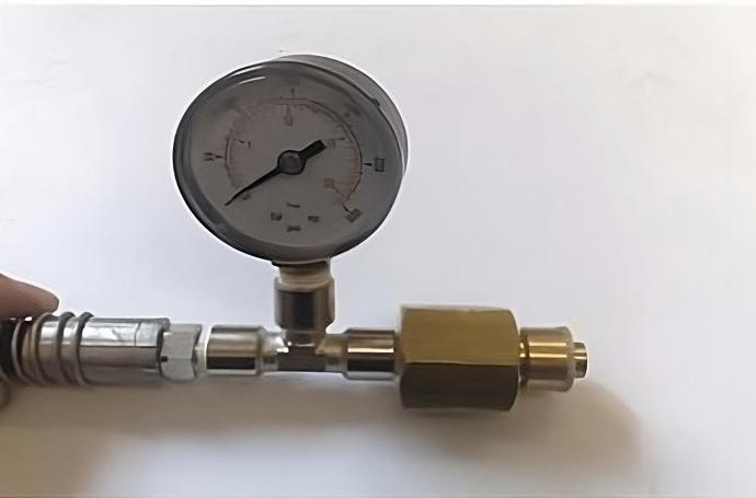 Secure hose with plastic washer (supplied). Connector hose to the liquid CO2 cylinder