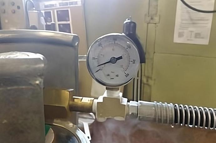 Pressure gauge to monitor the flow of liquid CO2